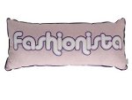 Em formato alongado, estas almofadas saem do comum e ganham a simpatia pela estampa. O modelo Fashionista, da Tok&Stok, custa R$ 39,90