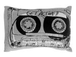 A almofada Coke Music, da Tok&Stok, tem estampa que imita uma fita cassete. Custa R$ 21,50