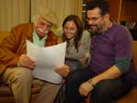 Paixo Crtes com a reprter Deca Soares e com o cartunista, ilustrador e artista Fraga na redao de Zero Hora revisando o caderno sobre os 60 anos do movimento tradicionalista gacho
