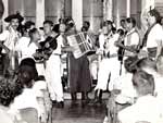 Flagrante do auditrio da Rdio Gacha, em 1958, mostrando Paixo Crtes (D) e concorrentes de um festival de Ternos de Reis