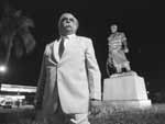 Em pose em frente  esttua do Laador, para a qual serviu de modelo
