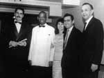 Em 1962, Paixo Crtes (E) foi premiado no teatro Municipal do Rio por ter lanado o melhor elep folclrico daquele ano. Ao lado dele, Pixinguinha.