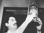 O estudante Paixo Crtes, com a primeira chama crioula, em 1947, no saguo do colgio Jlio de Castilhos, em Porto Alegre