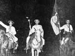 Em setembro de 1948,  personagem-sntese do tradicionalismo gacho vai s ruas de Porto Alegre para conduzir a Chama Crioula. Paixo Crtes (D) est acompanhado de Jos Laerte Vieira Simch (E) e de Antnio Cndido da Silva Neto (C)