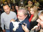Presidente Lula com uma ovelhinha, na Expointer