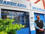 Erni Wildener, 73 anos, dono da Barbearia Braslia. Ele  um dos ltimos barbeiros de  Iju