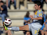 Pato domina a bola no CT do Barcelona