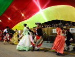 Danarinos abriram o desfile com bandeira do RS