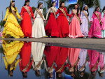 Com trajes tpicos, prendas desfilam na Avenida Edvaldo Pereira Paiva, nesta segunda-feira, 20/09, em Porto Alegre