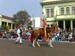 Em Iju, o desfile teve incio s 9h30min. Nesta segunda-feira, 20/09, desfilaram nove entidades tradicionalistas no desfile temtico e 11 entidades no desfile de cavalarianos