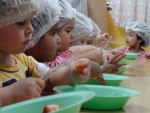 Na segunda etapa da aula, os alunos recebem faquinhas de plstico e aprender a cortar e espetar os pedaos