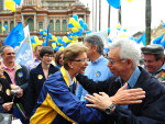 A candidata do PSDB cumprimenta os eleitores