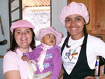 Eu com minha filha Gessica e sobrinha Laura em preparao para o desfile de 20/09/2009.