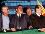 O governador eleito divide palanque com Raul Carrion e Lula em 2002 