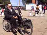 Em Pelotas, Gilmar Teixeira de Souza, criou uma engenhoca - metade cadeira de rodas e parte bicicleta - para ir sozinho registrar seu voto