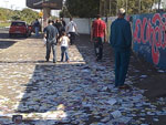 Propaganda eleitoral cobriu o cho em frente a local de votao em So Leopoldo