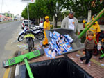 Garis amanhecem limpando os lixos de propaganda eleitoral em frente ao maior colgio eleitoral de Balnerio Camboriu.