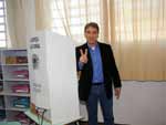 O candidato Germano Rigotto votou por volta das 9h20min em Caxias do Sul, no Colgio Madre Imilda, acompanhado de sua esposa e seus filhos