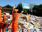 Para limpar a enxurrada de lixo eleitoral, o DMLU mobilizou uma equipe com mais de 640 funcionários e 38 caminhões