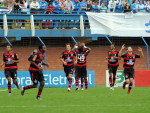 Val Baiano abre o placar na Ressacada. Ele pegou cruzamento de Renato Abreu e mandou para o gol de perna esquerda