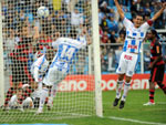 Emerson comemora gol do Leo