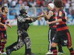 Torcedor do Flamengo invade o campo da Ressacada e  retirado pela Polcia Militar