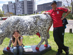 Rmulo, a namorada Camila e a irm Joice fizeram poses ao lado de uma das vacas 