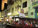 O terceiro desfile da 27 Oktoberfest, nesta quarta-feira  noite, teve menos participao que sbado, mas igualmente animou a Rua XV, num esquenta para a festa no Parque Vila Germnica