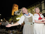 O terceiro desfile da 27 Oktoberfest, nesta quarta-feira  noite, teve menos participao que sbado, mas igualmente animou a Rua XV, num esquenta para a festa no Parque Vila Germnica