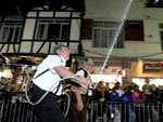 O terceiro desfile da 27 Oktoberfest, nesta quarta-feira  noite, teve menos participao que sbado, mas igualmente animou a Rua XV, num esquenta para a festa no Parque Vila Germnica