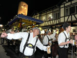 O terceiro desfile da 27 Oktoberfest, nesta quarta-feira  noite, teve menos participao que sbado, mas igualmente animou a Rua XV, num esquenta para a festa no Parque Vila Germnica