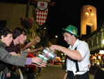 O terceiro desfile da 27 Oktoberfest, nesta quarta-feira  noite, teve menos participao que sbado, mas igualmente animou a Rua XV, num esquenta para a festa no Parque Vila Germnica