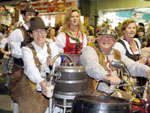O terceiro desfile da 27 Oktoberfest, nesta quarta-feira  noite, teve menos participao que sbado, mas igualmente animou a Rua XV, num esquenta para a festa no Parque Vila Germnica