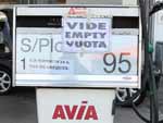 Postos de gasolina esto sem combustvel em Nice, no sul da Frana, devido  greve dos funcionrios de refinarias, em protesto contra a reforma previdenciria do governo