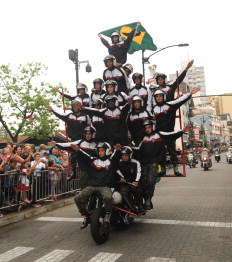 Formada por homens do Batalhão de Polícia do Exército de Brasília (BPEB) em cima de uma moto, a atração é uma combinação de equilíbrio e velocidade - Franco Rodrigues