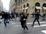 Policia combate o protesto dos manifestantes.