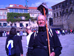 O caxiense Angelin Felippi, 80 anos, percorreu o caminho de Santiago de Compostela, na Espanha. Na foto, est em frente  catedral de Compostela