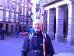O caxiense Angelin Felippi, 80 anos, percorreu o caminho de Santiago de Compostela, na Espanha. Na foto, nas ruas de Compostela