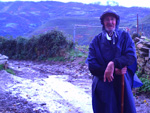 O caxiense Angelin Felippi, 80 anos, percorreu o caminho de Santiago de Compostela, na Espanha. Na foto, na cidade de Cacabellos  