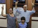 José Serra, sua esposa e seu neto fazem o sinal da vitória após o voto do candidato