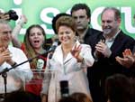 Cercada por aliados políticos e militantes, a presidente eleita falou por 25 minutos em Brasília