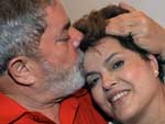 A presidente eleita Dilma recebeu um abraço de Lula, durante as comemorações no Palácio da Alvorada