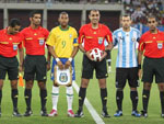 Momentos antes do incio da partida a equipe de arbitragem com Robinho e Mascherano