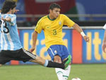 Os argentinos pediram pnalti depois do chute frontal de Pastore que estourou no brao de Thiago Silva, mas o rbitro mandou o lance seguir
