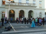 Movimentao na frente do Theatro So Pedro antes da premiao comear