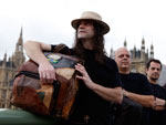 Msicos em frente ao Big Ben, em Londres