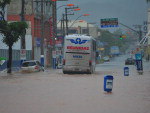 Chuva forte alaga ruas das cidades do litoral.  Bairro dos Estados, rua da rodoviria, em Balnerio Cambori