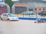 Chuva forte alaga ruas das cidades do litoral.  Bairro dos Estados, rua da rodoviria, em Balnerio Cambori