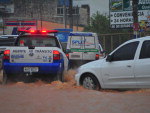 Chuva forte alaga ruas das cidades do litoral.  Bairro dos Estados, rua da rodoviria, em Balnerio Cambori