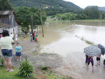 Com a elevao do rio, Rua Joo Marchi, no Bairro Valada So Paulo, em Rio do Sul, ficou alagada deixando trs famlias isoladas.